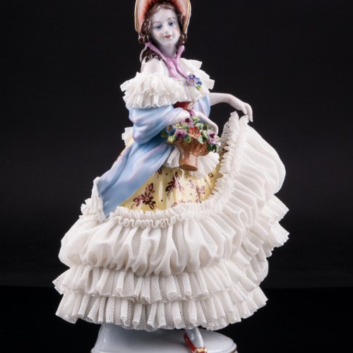 Девушка в желтом платье с шарфом, кружевная, Volkstedt, Германия, вт. пол. 20 в