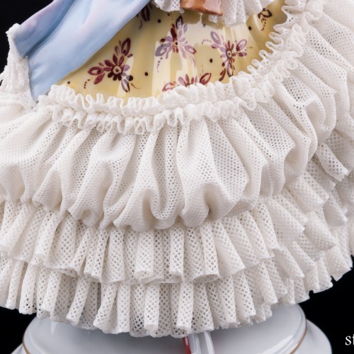 Девушка в желтом платье с шарфом, кружевная, Volkstedt, Германия, вт. пол. 20 в