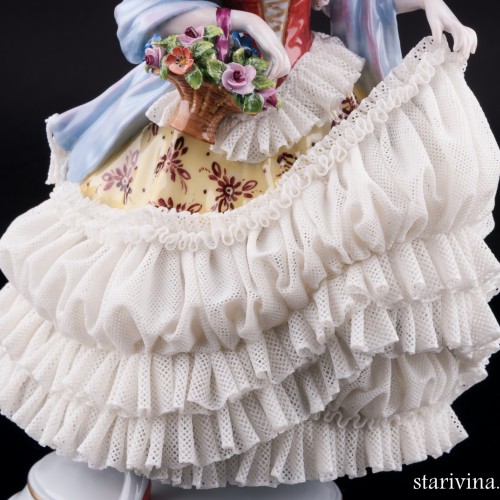 Девушка в желтом платье с шарфом, кружевная, Volkstedt, Германия, вт. пол. 20 в