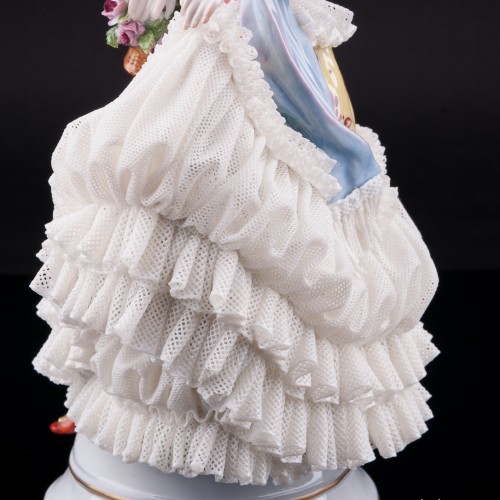 Девушка в желтом платье с шарфом, кружевная, Volkstedt, Германия, вт. пол. 20 в