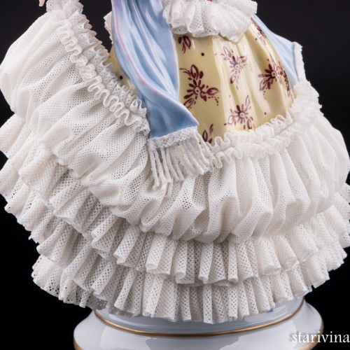 Девушка в желтом платье с шарфом, кружевная, Volkstedt, Германия, вт. пол. 20 в