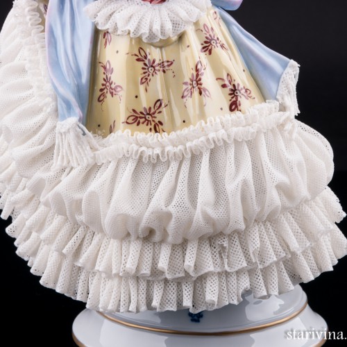 Девушка в желтом платье с шарфом, кружевная, Volkstedt, Германия, вт. пол. 20 в