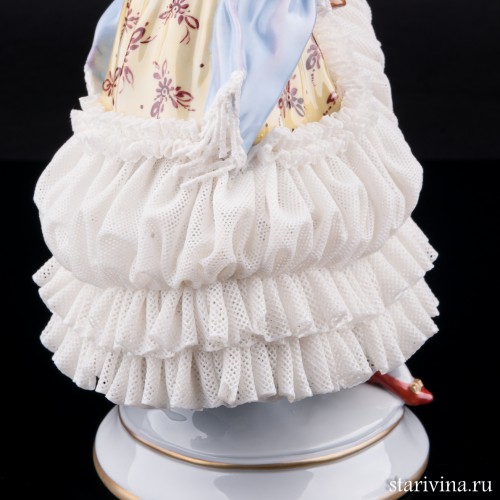 Девушка в желтом платье с шарфом, кружевная, Volkstedt, Германия, вт. пол. 20 в