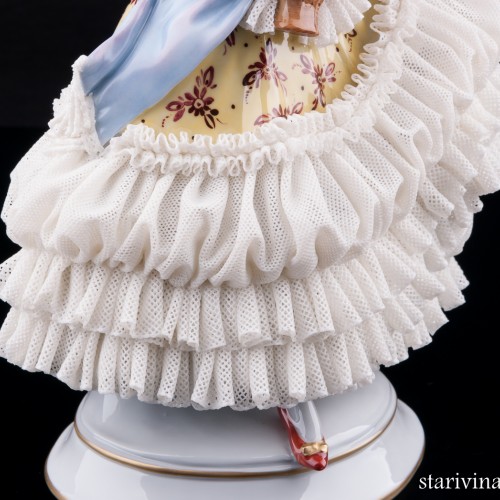 Девушка в желтом платье с шарфом, кружевная, Volkstedt, Германия, вт. пол. 20 в