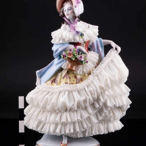 Девушка в желтом платье с шарфом, кружевная, Volkstedt, Германия, вт. пол. 20 в