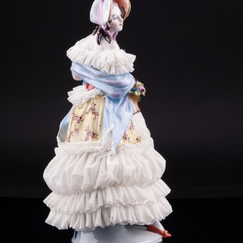 Девушка в желтом платье с шарфом, кружевная, Volkstedt, Германия, вт. пол. 20 в