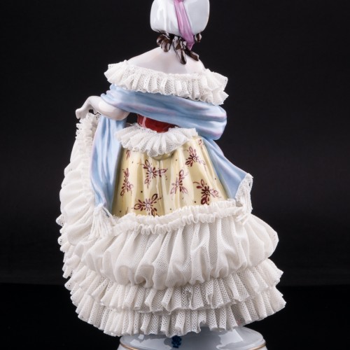 Девушка в желтом платье с шарфом, кружевная, Volkstedt, Германия, вт. пол. 20 в