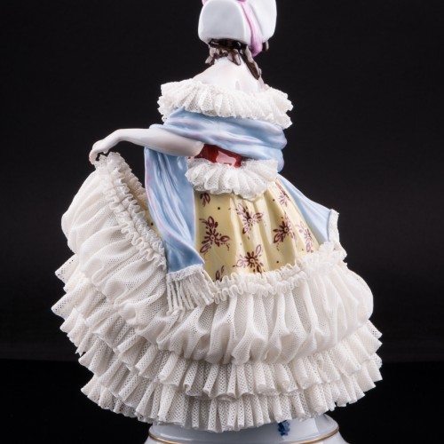 Девушка в желтом платье с шарфом, кружевная, Volkstedt, Германия, вт. пол. 20 в