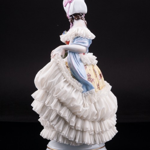 Девушка в желтом платье с шарфом, кружевная, Volkstedt, Германия, вт. пол. 20 в