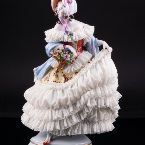 Девушка в желтом платье с шарфом, кружевная, Volkstedt, Германия, вт. пол. 20 в