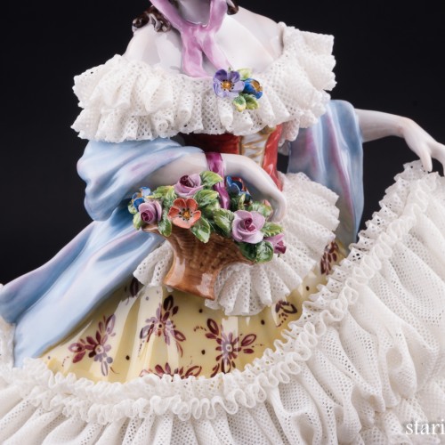 Девушка в желтом платье с шарфом, кружевная, Volkstedt, Германия, вт. пол. 20 в