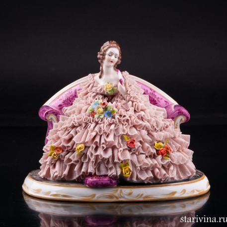 Дама с веером и букетом цветов на диване, кружевная, Muller & Co, Германия, нач. 20 в