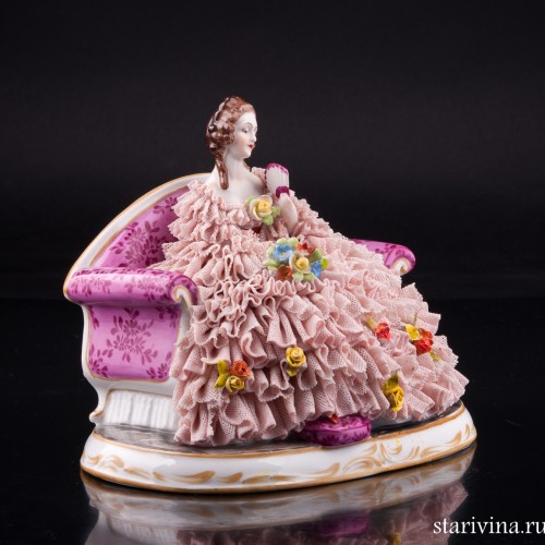 Дама с веером и букетом цветов на диване, кружевная, Muller & Co, Германия, нач. 20 в