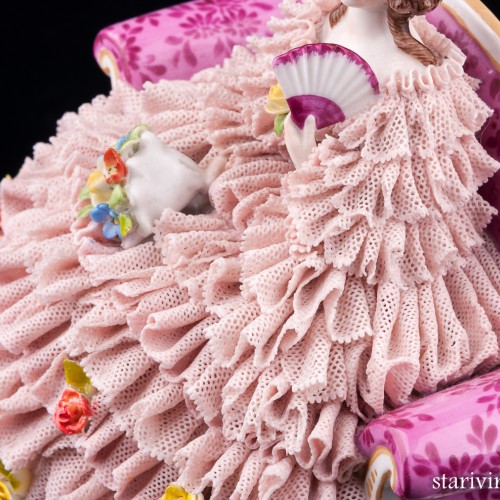 Дама с веером и букетом цветов на диване, кружевная, Muller & Co, Германия, нач. 20 в