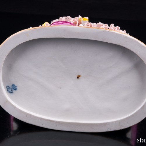 Дама с веером и букетом цветов на диване, кружевная, Muller & Co, Германия, нач. 20 в