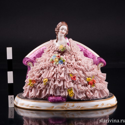 Дама с веером и букетом цветов на диване, кружевная, Muller & Co, Германия, нач. 20 в