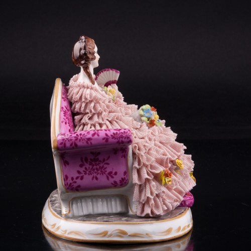 Дама с веером и букетом цветов на диване, кружевная, Muller & Co, Германия, нач. 20 в