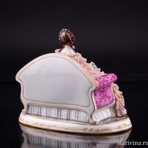 Дама с веером и букетом цветов на диване, кружевная, Muller & Co, Германия, нач. 20 в