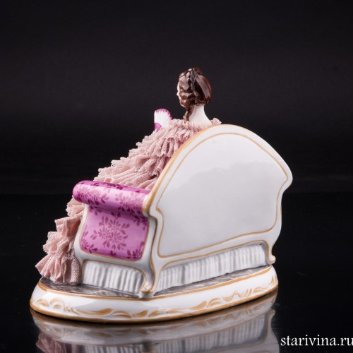 Дама с веером и букетом цветов на диване, кружевная, Muller & Co, Германия, нач. 20 в