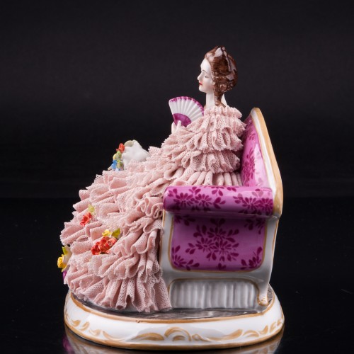 Дама с веером и букетом цветов на диване, кружевная, Muller & Co, Германия, нач. 20 в