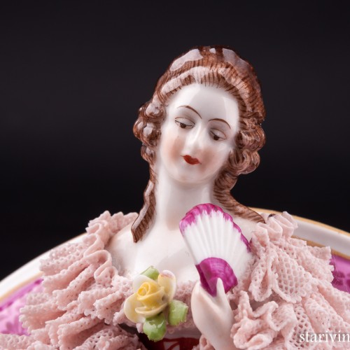 Дама с веером и букетом цветов на диване, кружевная, Muller & Co, Германия, нач. 20 в