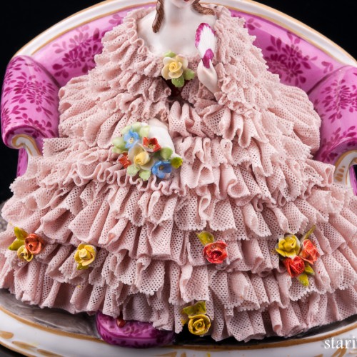 Дама с веером и букетом цветов на диване, кружевная, Muller & Co, Германия, нач. 20 в