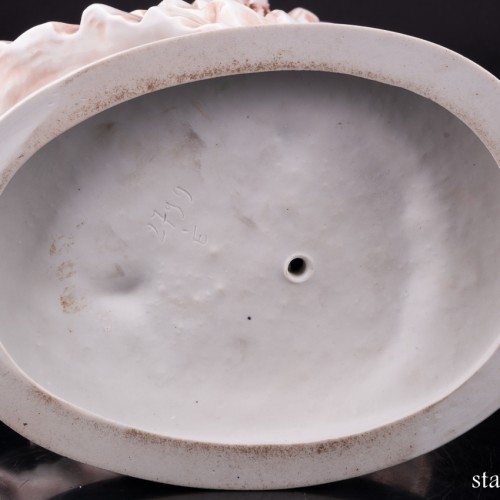 Девушка с букетом роз на ветру, Франция, кон. 19 в