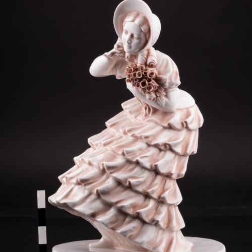 Девушка с букетом роз на ветру, Франция, кон. 19 в