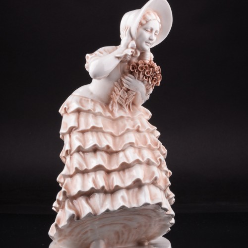 Девушка с букетом роз на ветру, Франция, кон. 19 в