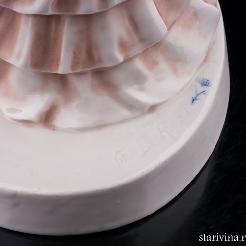 Девушка с букетом роз на ветру, Франция, кон. 19 в