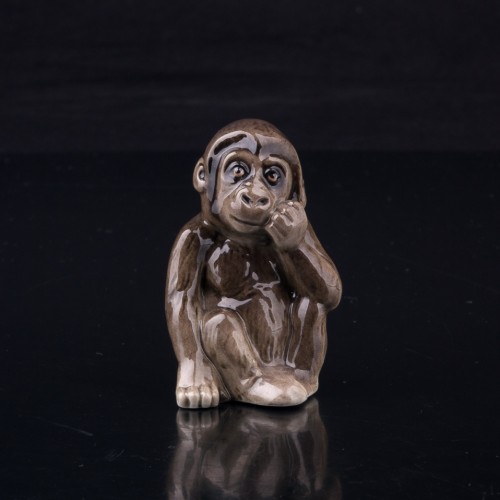 Фигурка обезьяны из фарфора Детеныш гориллы, миниатюра, Hutschenreuther, Германия.