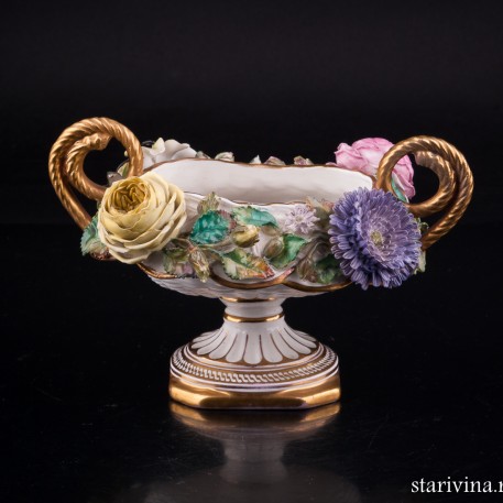 Низкая ваза с лепными цветами, John Bevington, Великобритания, 1872-1892 гг
