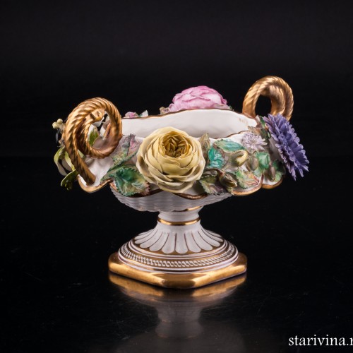 Низкая ваза с лепными цветами, John Bevington, Великобритания, 1872-1892 гг