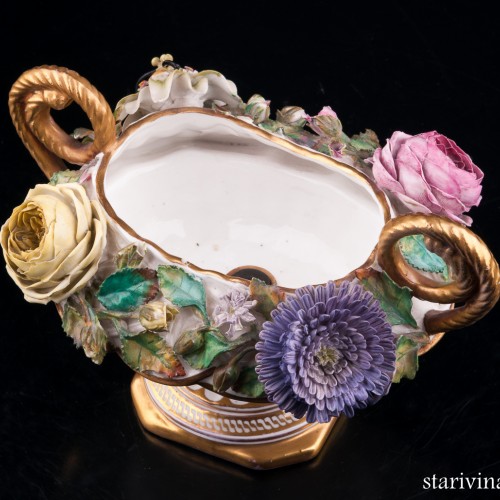 Низкая ваза с лепными цветами, John Bevington, Великобритания, 1872-1892 гг