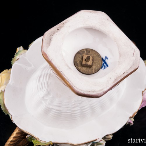 Низкая ваза с лепными цветами, John Bevington, Великобритания, 1872-1892 гг