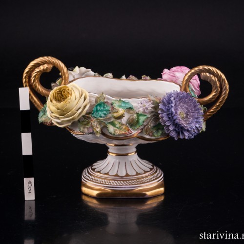 Низкая ваза с лепными цветами, John Bevington, Великобритания, 1872-1892 гг