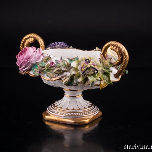 Низкая ваза с лепными цветами, John Bevington, Великобритания, 1872-1892 гг