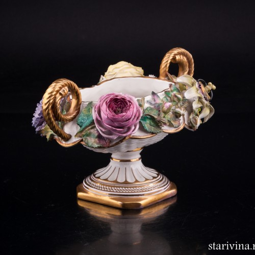 Низкая ваза с лепными цветами, John Bevington, Великобритания, 1872-1892 гг