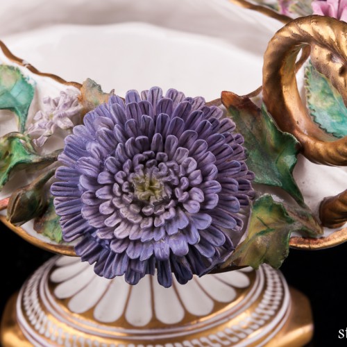 Низкая ваза с лепными цветами, John Bevington, Великобритания, 1872-1892 гг