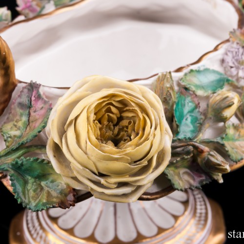 Низкая ваза с лепными цветами, John Bevington, Великобритания, 1872-1892 гг