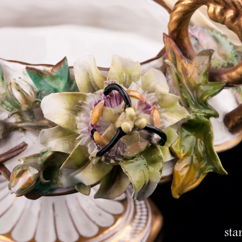 Низкая ваза с лепными цветами, John Bevington, Великобритания, 1872-1892 гг