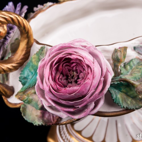 Низкая ваза с лепными цветами, John Bevington, Великобритания, 1872-1892 гг