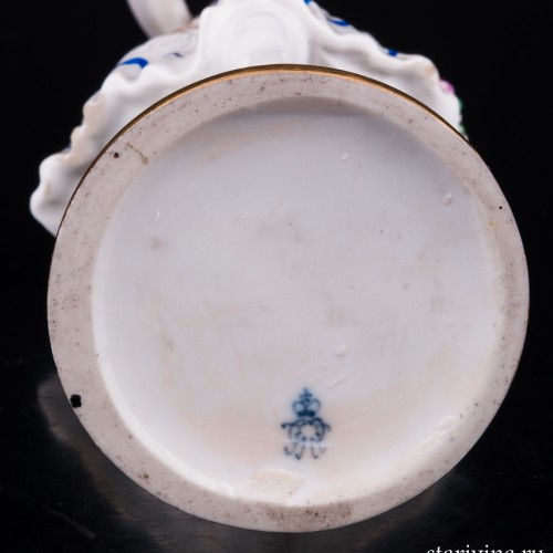 Статуэтка из фарфора Девушка с букетом, Volkstedt, Германия, до 1935 г.