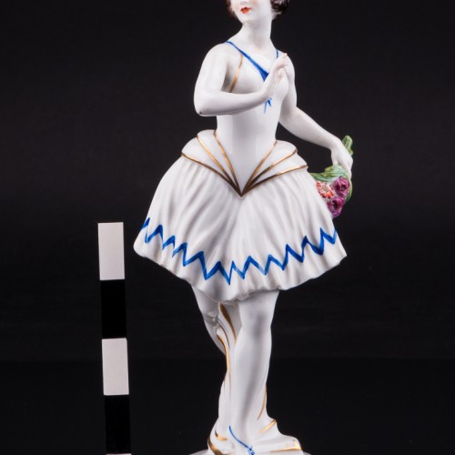 Статуэтка из фарфора Девушка с букетом, Volkstedt, Германия, до 1935 г.