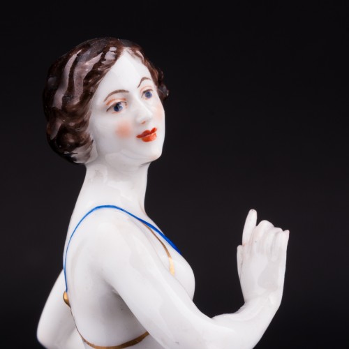 Статуэтка из фарфора Девушка с букетом, Volkstedt, Германия, до 1935 г.