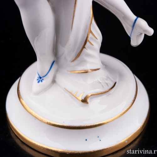 Статуэтка из фарфора Девушка с букетом, Volkstedt, Германия, до 1935 г.