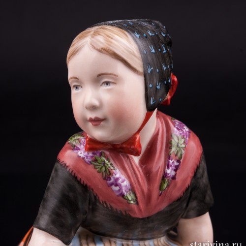 Фарфоровая статуэтка Девочка с острова Фаро Royal Copenhagen, Дания, 1969 г.