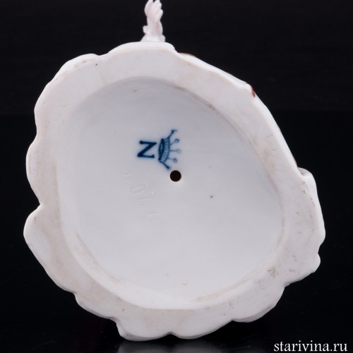 Фигурка из фарфора Дама с веером в средневековом платье, Дрезден, Германия, сер. 20 в.