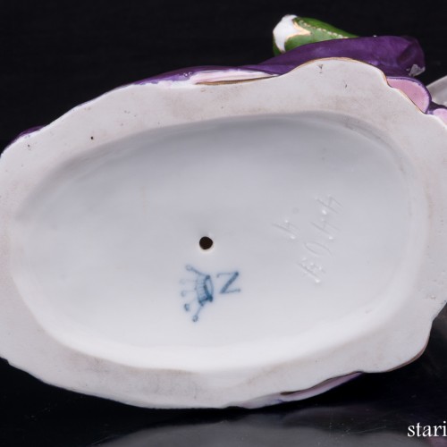 Дама с книгой в средневековом платье, Дрезден, Германия, сер. 20 в