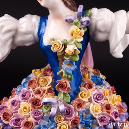 Девушка в цветочном платье, Volkstedt, Германия, вт. пол. 20 в